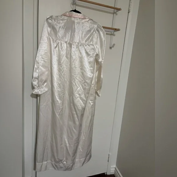 Elegant vintage style White Satin Night gown - Picture 7 of 9